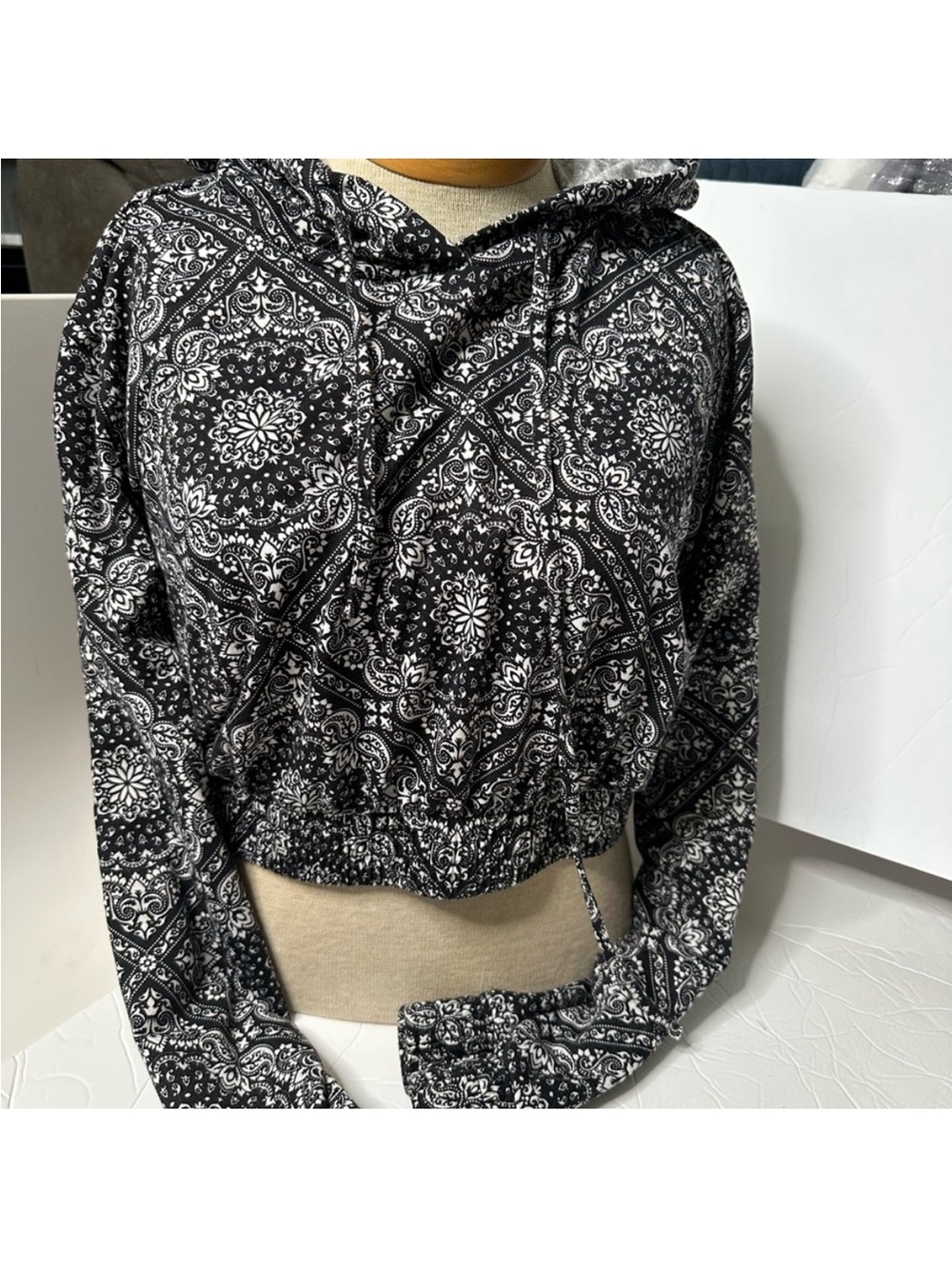 Fashion Nova Black & White Bandana-Print Hooded Crop Sweatshirt